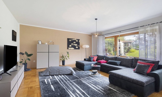 Hoechstaedt im Fichtelgebirge Apartment | Apartment 'Wiesenblume' with Private Terrace and Shared Garden