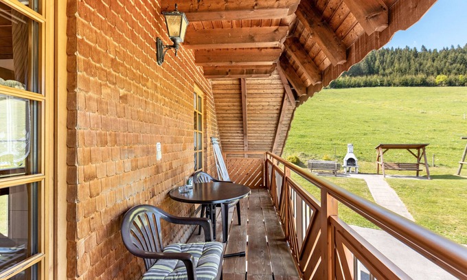 Schollach Apartment | Apartment 'Ferienwohnung Dachgeschoss' with Mountain View, Shared Garden and Wi-Fi