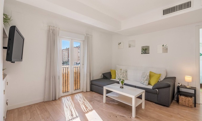 Figares Apartment | Apartment 'Piso Garaje Gratis Granada' with Balcony, Wi-Fi and Air Conditioning