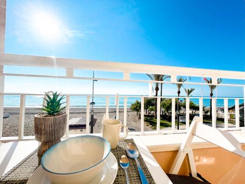 San Luis de Sabinillas Apartment | Apartamento en 1ª línea de la playa de Sabinillas con vistas al mar