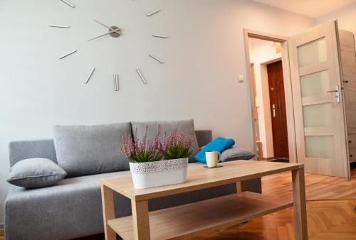 Tarnow Apartment | Apartament Leliwa - Centrum - blisko dworca PKP - blisko Starówki - restauracje i sklepy w pobliżu - pierwsze piętro - możliwy kurs na lotnisko -faktura - kawa - herbata - English