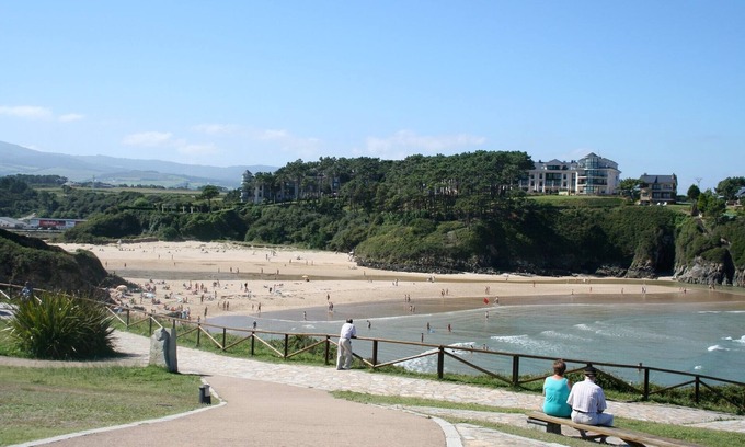 Serantes Apartment | Apartament playa Tapia de Casariego. Private garden, playground and picnic area.