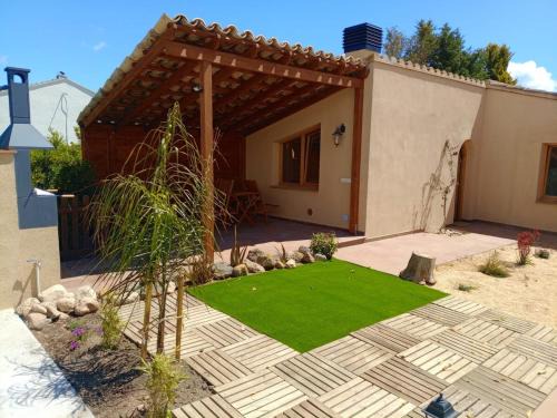 San Martin Sarroca Apartment | Apartament rural amb piscina i jardí