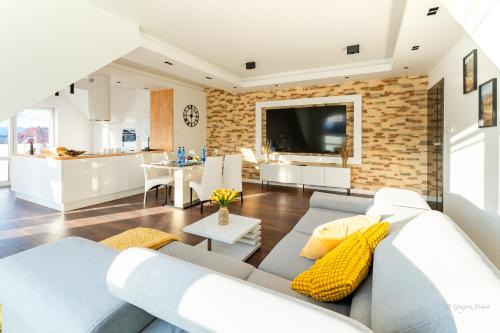 Cieplice Apartment | Apartament Skyline - przy Placu Piastowskim i blisko Term, widok na Śnieżkę, garaż podziemny by Apartamenty w Karkonoszach