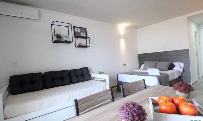 Salou Apartment | Apartamento climatizado, con piscina y céntrico