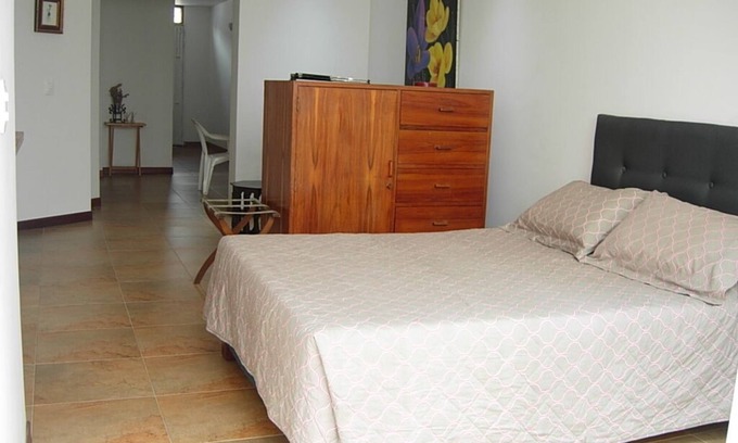 San Antonio Apartment | Apartamento con patio y aire acondicionado en el Barrio San Antonio