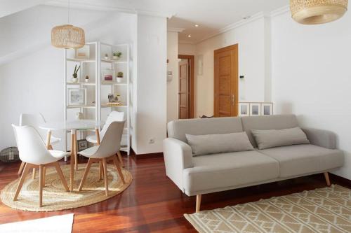 Las Mestas Apartment | Apartamento con terraza a un paso de la playa