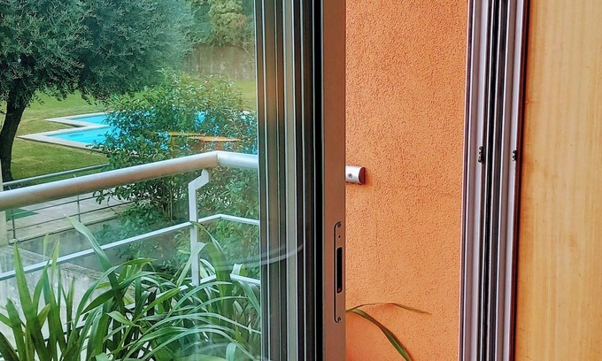 Portela Condo | Apartamento Exclusivo com Jardim e Piscina Privada!