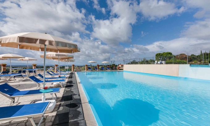 Orbetello Condo | Apartement with air conditioning and outdoor pool