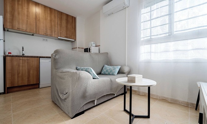 Sant Carles de la Rapita Apartment | Apartment 'La Morra' with Wi-Fi and Air Conditioning
