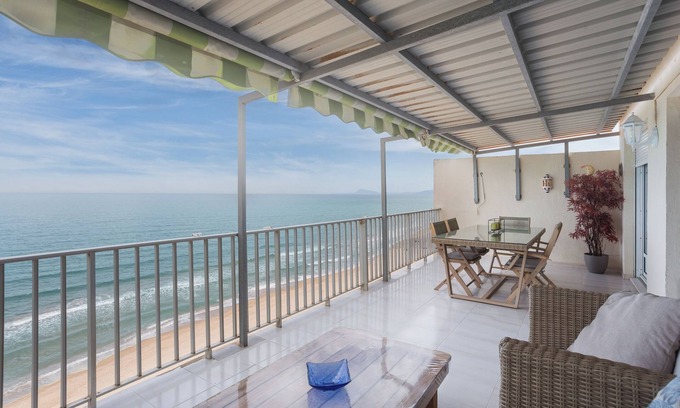Tavernes de la Valldigna Apartment | Apartment 'Flamingo' with Sea View, Private Terrace and Wi-Fi