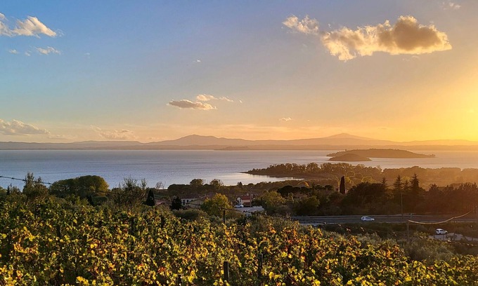 Passignano sul Trasimeno Cottage | Apartment for 4/5 Persons, Amazing View on Trasimeno Lake