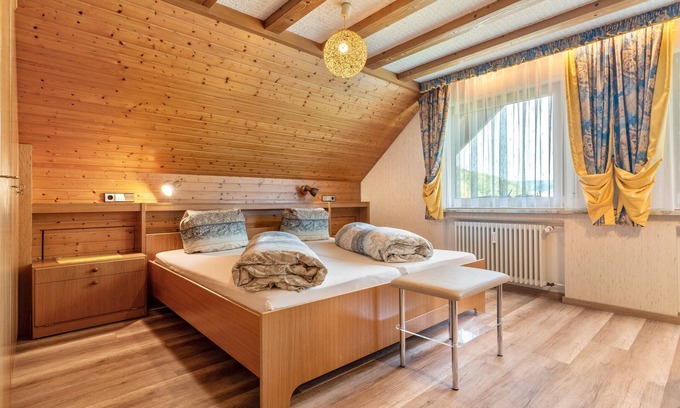 Bad Peterstal-Griesbach Apartment | Apartment 'Doppelzimmer 4' with Mountain View and Wi-Fi