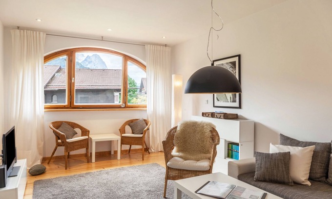 Garmisch-Partenkirchen Apartment | Apartment “im Blauen Haus” with Mountain Views, Wi-Fi, 2 Balconies & Garden