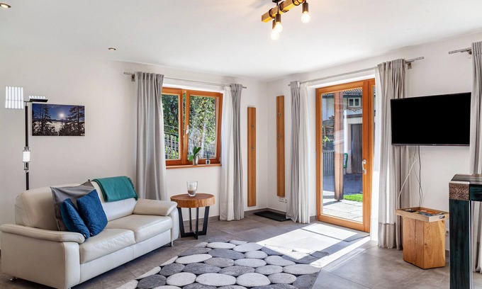 Sonnenbichl Apartment | Apartment 'Ferienwohnung Pflegersee' with Mountain View, Private Terrace and Wi-Fi