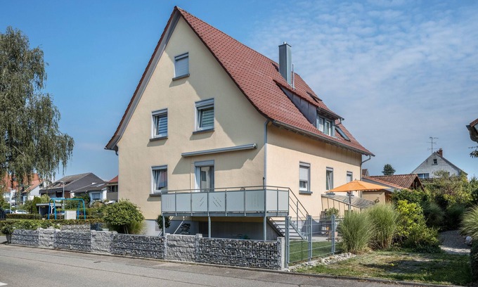 Radolfzell am Bodensee Apartment | Apartment 'Würfel' with Balcony and Wi-Fi