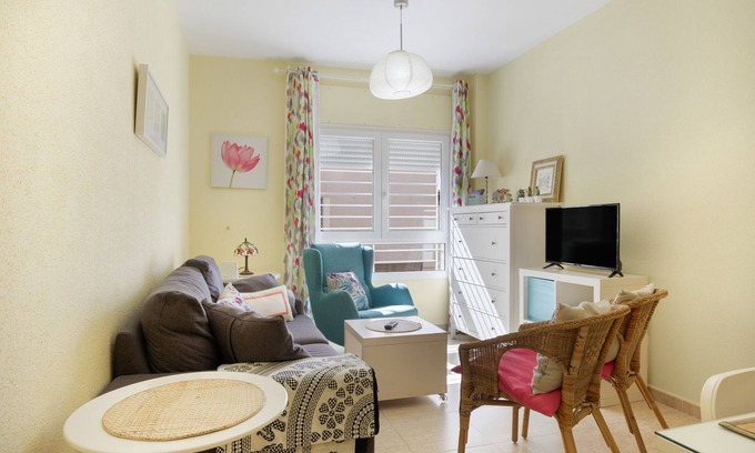 Barriada del Rio San Pedro Apartment | Apartment 'Piso Con Parking En El Edificio' with Wi-Fi and Air Conditioning
