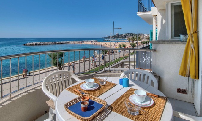 Sant Antoni de Calonge Apartment | Apartment on the First Line of the Beach with Sea View & Terrace