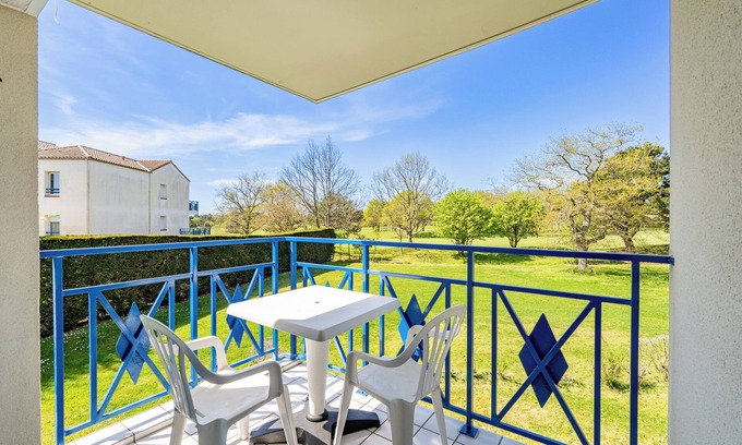 Pornic Apartment | Apartment '07 - Sainte Marie, Vue Golf' with Private Pool and Balcony