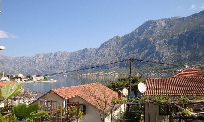 Prcanj Apartment | Apartment 1 minute walk from the beach