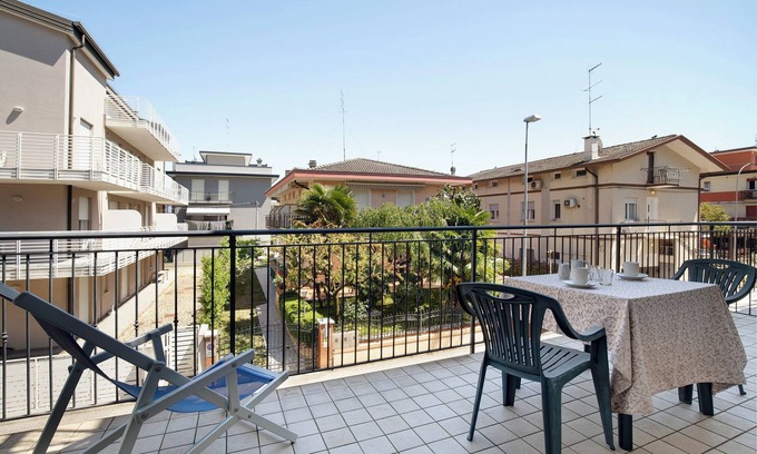 Jesolo Apartment | Apartment '1 Piano' with Shared Terrace, Wi-Fi and Air Conditioning