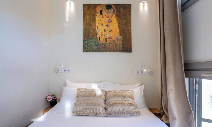 Old Town Apartment | Apartment '2 Romero' with Balcony, Wi-Fi and Air Conditioning