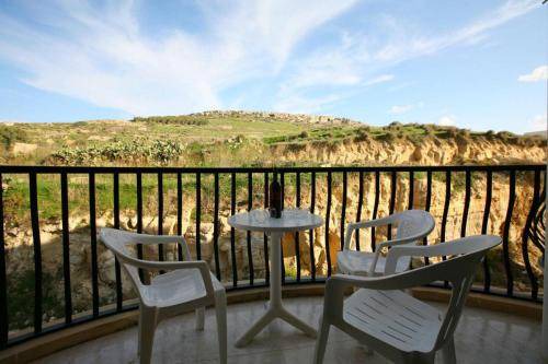 Marsalforn Apartment | Apartment ∙ 3 bedrooms ∙ 10 guests