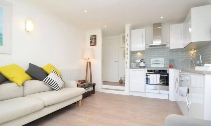 Stoke Fleming Apartment | Apartment 3 White Ladies in Stoke Fleming - 2 persons, 1 bedrooms
