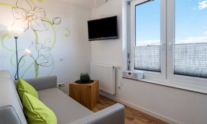 Hagnau Apartment | Apartment '303' with Shared Garden, Wi-Fi and Air Conditioning