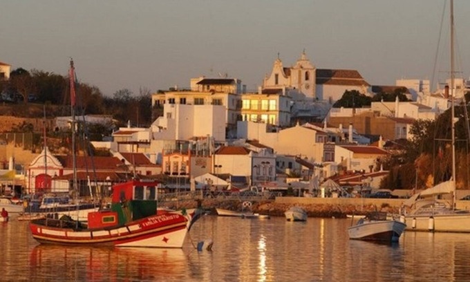 Montes de Alvor Apartment | Apartment 5 minutes from the beach, pool, AC, free parking, 400m from the airfield