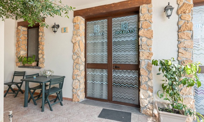 Cabras Apartment | Apartment '5' with Shared Garden, Wi-Fi and Air Conditioning