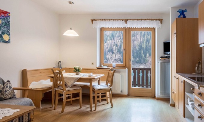 Ultimo Apartment | Apartment 'Adlerhorst Blaumeise' with Balcony, Shared Garden and Wi-Fi