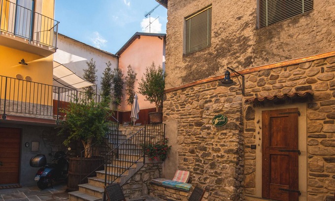 Vassena Apartment | Apartment 'Al Molo 5 Suites - Jacuzzi' with Sea View, Wi-Fi and Air Conditioning