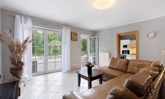 Groß Lindow Apartment | Apartment 'Am Wasser 2' with Lake View, Shared Terrace, and Wi-Fi