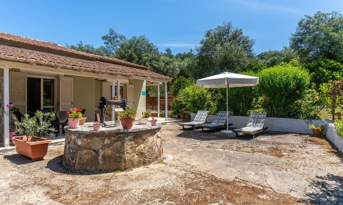 Agios Spyridon Corfu Apartment | Apartment 'Amalia Dio' with Mountain View, Wi-Fi and Air Conditioning