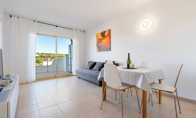Salou City Centre Apartment | Apartment 'Apartamento Ct' with Shared Pool, Wi-Fi and Air Conditioning