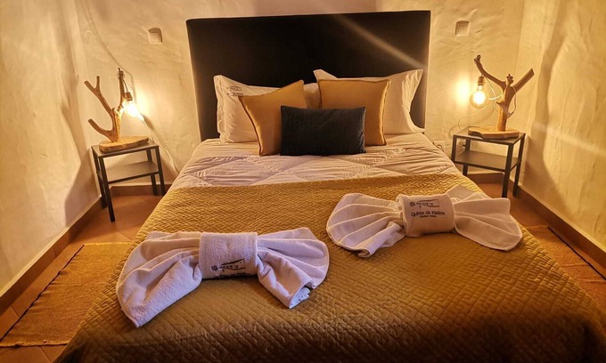 Barracao Apartment | Apartment "Apartamento - Casa Alfarrobeira" with Mountain View, Shared Pool & Wi-Fi