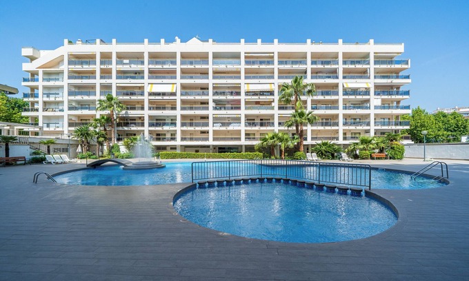 Salou City Centre Apartment | Apartment 'Apartamentos Salou - 112' with Shared Pool, Wi-Fi and Air Conditioning