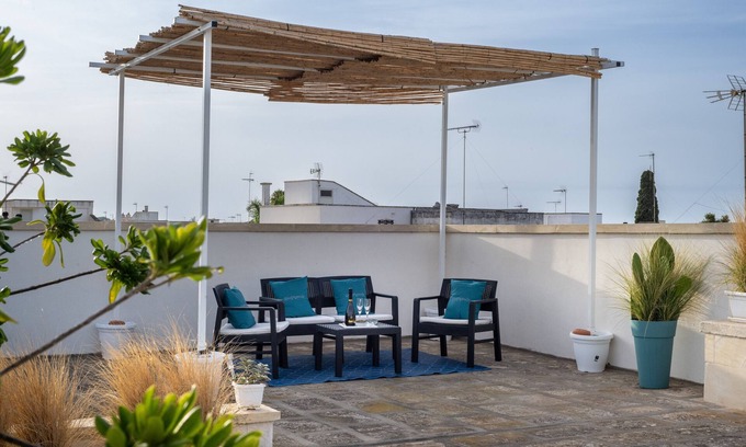 Uggiano la Chiesa House | Apartment 'Appartament Uccio' with Shared Terrace, Wi-Fi and Air Conditioning