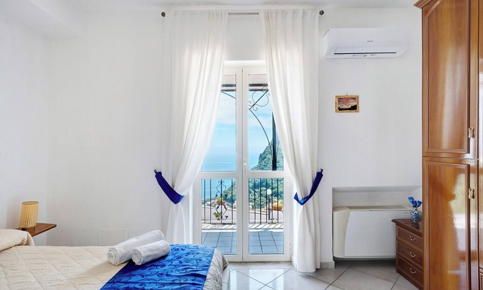 Nerano Apartment | Apartment 'Appartamento Napoli' with Sea View, Wi-Fi and Air Conditioning