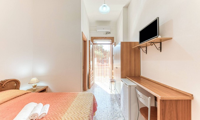 Lido Marini Apartment | Apartment 'Appartamento Lido Marini' with Sea View, Private Terrace and Air Conditioning