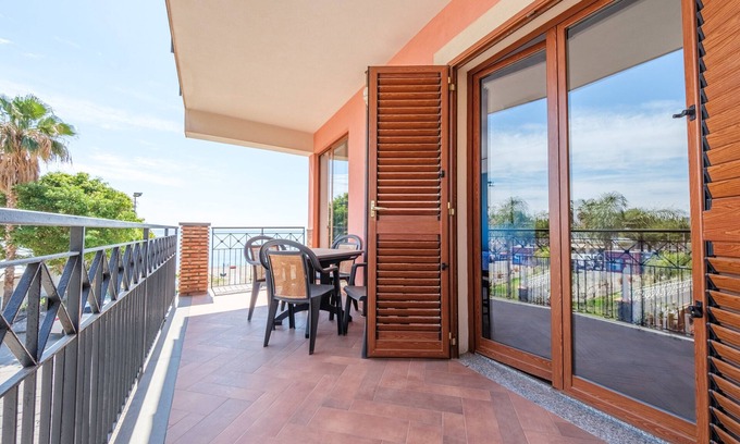 Mazzeo Apartment | Apartment 'Appartamento Ginestra' with Sea View, Wi-Fi and Air Conditioning