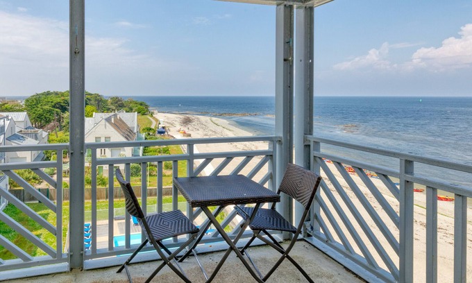 Le Croisic Apartment | Apartment 'Appartement Face Mer Et Piscine' with Sea View, Shared Pool and Wi-Fi