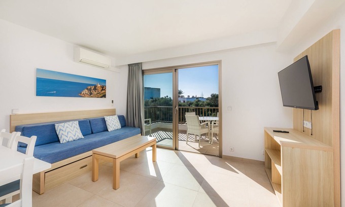 Cala Ferrera Apartment | Apartment 'Aquamarina 8' with Shared Pool, Wi-Fi and Air Conditioning