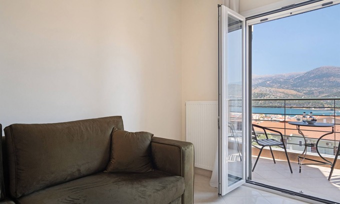Kefalonia Apartment | Apartment 'Ardavani City 12' with Shared Terrace, Shared Garden and Air Conditioning