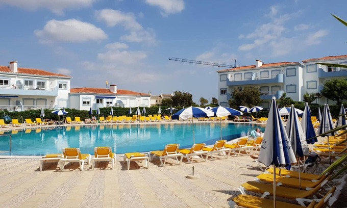 Portimao Apartment | Apartment "Ariana" with Pool, Wi-Fi, Balcony, Indoor Pool & Tennis Court