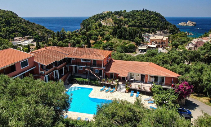Lakones Apartment | Apartment Arianna 17 with Shared Pool & Wi-Fi