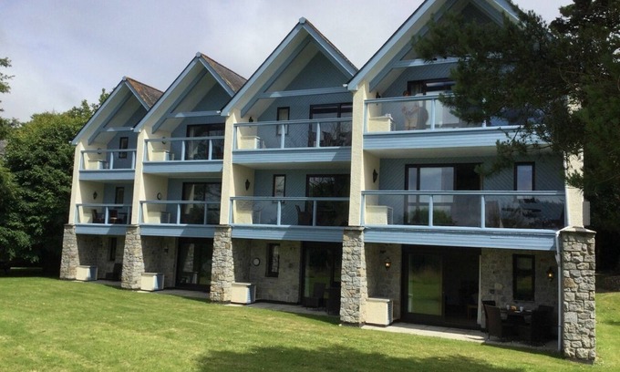 Praze-An-Beeble Apartment | Apartment at Clowance Estate and Country Club with luxury swimming pool