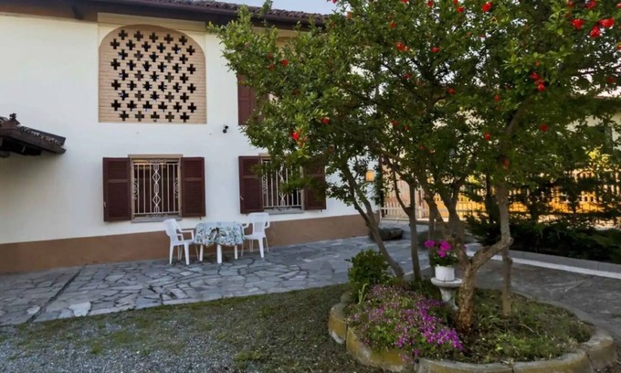 Costigliole d'Asti Apartment | Apartment 'Barbera 1' with Shared Pool, Private Terrace and Wi-Fi