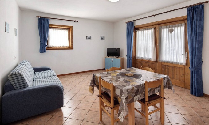 Trepalle Apartment | Apartment "Bait del Pont 53" with Mountain View, Wi-Fi & Garden